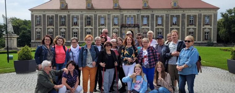 Uczestnicy wycieczki do Żagania na tle Pałacu Książęcego